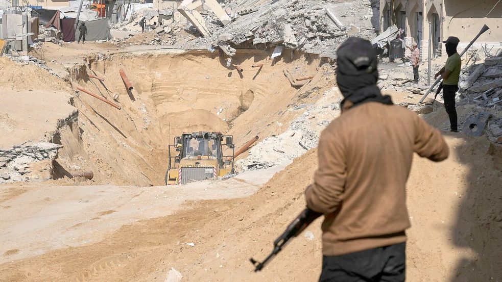 Mitglieder der islamistischen Hamas suchen nach Leichen israelischer Geiseln. Foto: Abdel Kareem Hana/AP/dpa