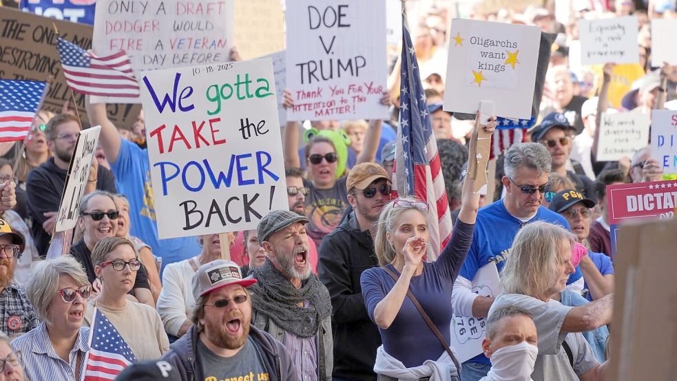 An mehr als 2700 Orten sollen Menschen am Samstag gegen Präsident Donald Trump demonstriert haben. Es sind die größten Proteste in der Geschichte des Landes. Foto: Gene J. Puskar/AP/dpa