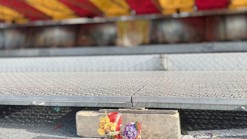 Erste Blumen weisen auf den tragischen Todesfall vor dem Autoscooter hin. Foto: Susan Müller-Paulsen