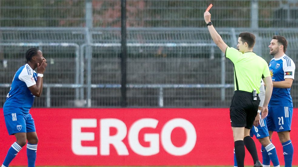 Fassungslos registrierte Michael Igwe seine Rote Karte in der 5. Minute. Fotos: Jens Doden