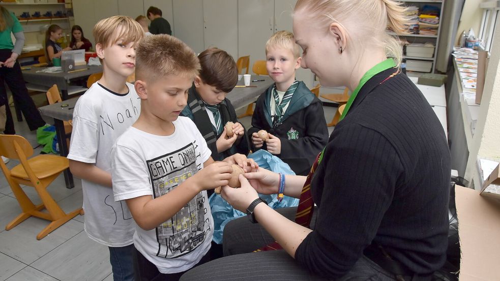 Einige der jungen Zauberlehrlinge waren ganz wie ihr Vorbild Harry Potter gekleidet.
