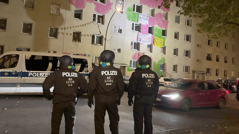 Dutzende Menschen wehren sich in Berlin-Mitte gegen die Räumung von teilweise besetzten Häusern. Foto: Sven Kaeuler