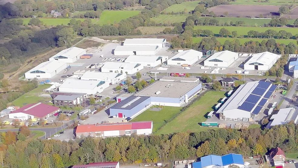Im Jahr 2019 standen auf dem B-Plast 2000-Gelände elf weiße Hallen. Seitdem sind weitere hinzugekommen. Im Hintergrund ist die Erweiterungsfläche mit den Wallhecken zu erkennen. Foto: Bernd Heiken