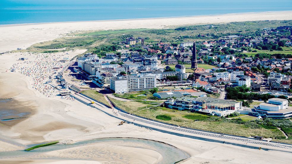 Weit ab von Flughafen, Bahnhof und Autobahn, kann Borkum mit anderen Dingen punkten, wie dieses Strandpanorama zeigt. Foto: Hauke-Christian Dittrich/dpa
