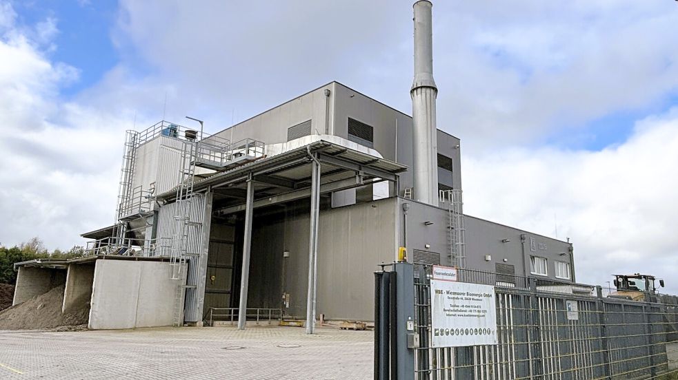 Noch sind die Brennstoff-Lagerflächen des Wiesmoorer Biomassekraftwerks im Gewerbegebiet Ilexstraße gefüllt und die Motoren brummen. Foto: Nicole Böning