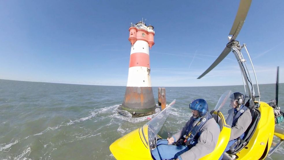 Anfang des Monats flog Christian Wolf mit seinem Tragschrauber von Wangerooge aus den Leuchtturm Roter Sand an. Der Turm steht rund elf Kilometer nordöstlich der Insel in der Außenweser. Foto: Christian Wolf