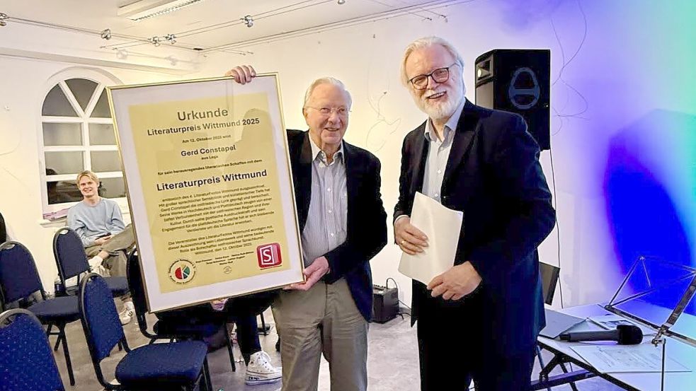 Gerd Constapel (links) nahm den ersten Wittmunder Literaturpreis aus den Händen von Literaturfest-Mitorganisator Walter Ruß entgegen. Foto: privat