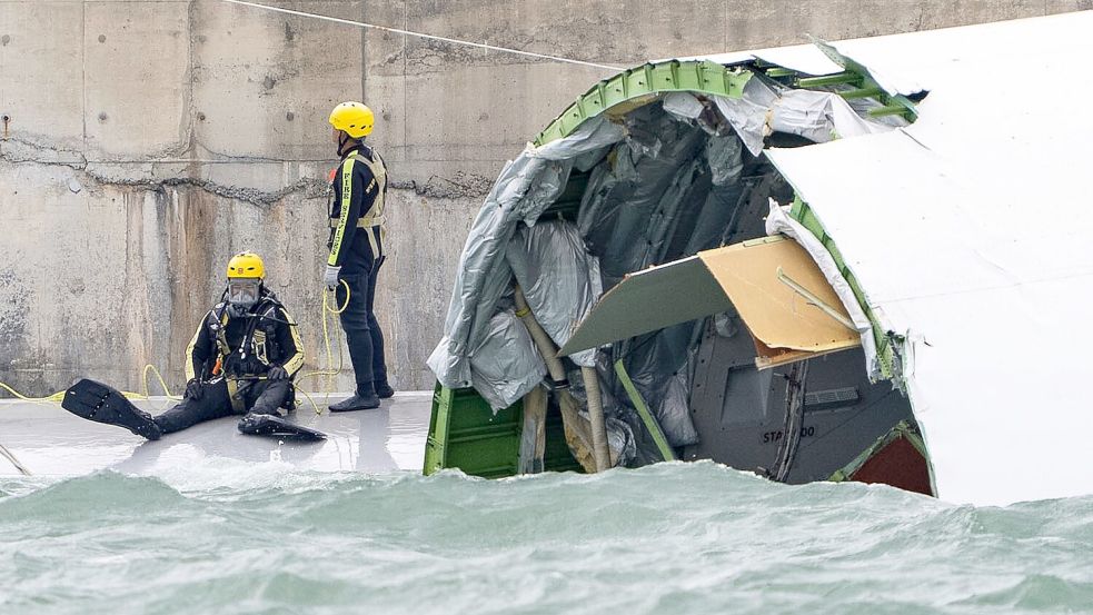 Ein Sicherheitsmitarbeiter wurde tot aus dem Wasser geborgen. Foto: Chan Long Hei/AP/dpa
