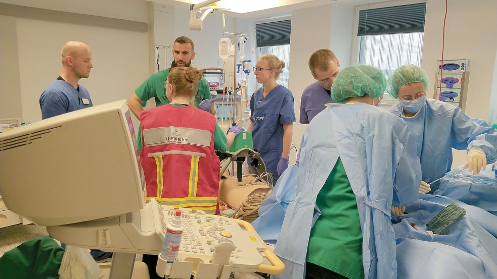 Im Bildungszentrum der Niels-Stensen-Kliniken in Osnabrück proben Ärzte die Versorgung eines Herzinfarktes am praktischen Beispiel. Foto: Julian Blome