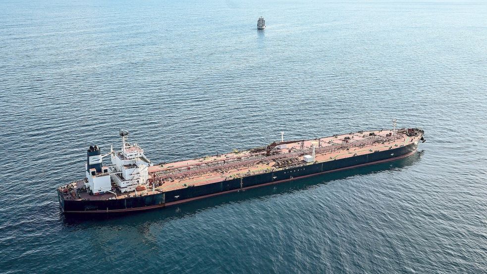 Schiffe der russischen Schattenflotte sollen künftig festgesetzt werden können. (Archivbild) Foto: Damien Meyer/AFP/dpa