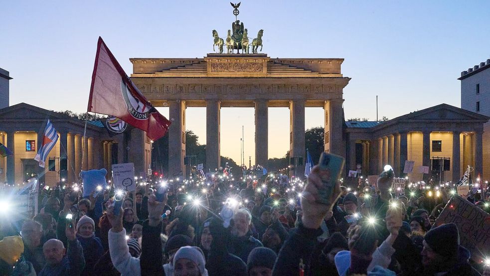 Die Demonstranten trafen sich für ihren Protest vor dem Brandenburger Tor. Foto: Annette Riedl