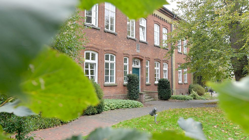 Wer sein Büro in den Rathäusern im Rheiderland – im Bild das Rathaus in Weener – behalten oder neu einziehen darf, entscheidet sich bei den Bürgermeisterwahlen im kommenden Jahr. Foto: Klaus Ortgies/Archiv