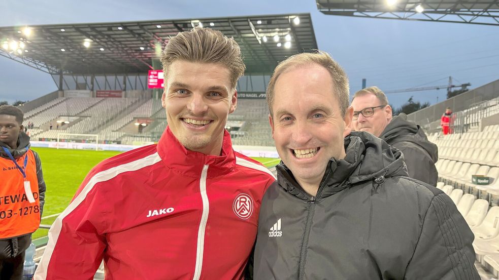 Angreifer Marek Janssen strahlte nach den lobenden Worte von seinem Ex-Trainer Michael Zuidema. Foto: Herzog
