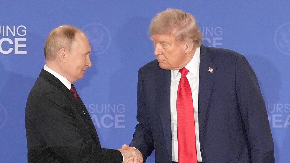 Der Kreml sieht noch viel Klärungsbedarf vor einem neuen Gipfel des russischen Präsidenten Wladimir Putin mit US-Präsident Donald Trump. (Archivbild) Foto: Jae C. Hong/AP/dpa