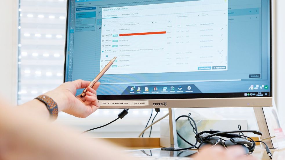 Ein Arzt lädt Dokumente in eine elektronische Patientenakte (ePA). Foto: Daniel Karmann/dpa