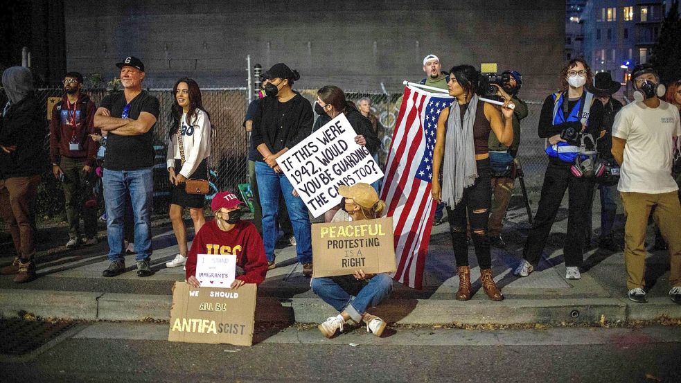In Portland gibt es Proteste vor einer Einrichtung der Einwanderungsbehörde ICE. (Archivbild) Foto: Ethan Swope/AP/dpa