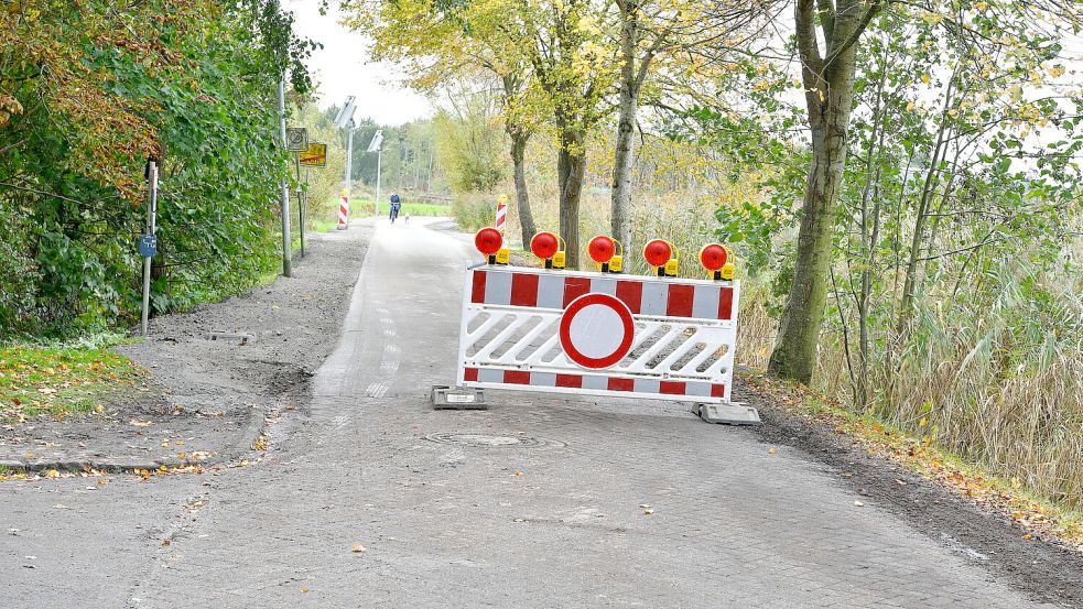 Autofahrer, die Baustellenschilder und Absperrungen, hier in Canum, ignorieren, seien mittlerweile Standard, heißt es von der Straßenbaubehörde. Foto: Heinz Wagenaar/Archiv