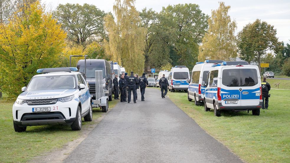Polizeiautos stehen auf einer Wiese in Tauche. Foto: Christophe Gateau
