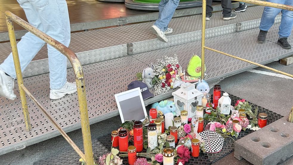 Stofftiere, Kerzen und ein Bild säumen die Stelle, wo der 35-Jährige starb. Foto: Susan Müller-Paulsen