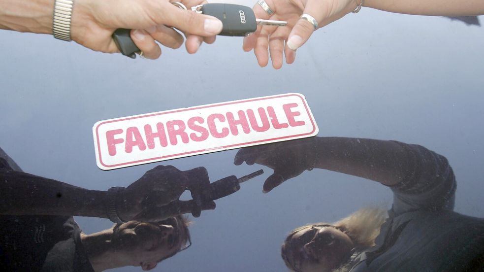 Bereit für die Fahrstunde? Davon sind im Schnitt immer mehr nötig, bevor es zur Prüfung geht. Foto: dpa/Marcus Führer