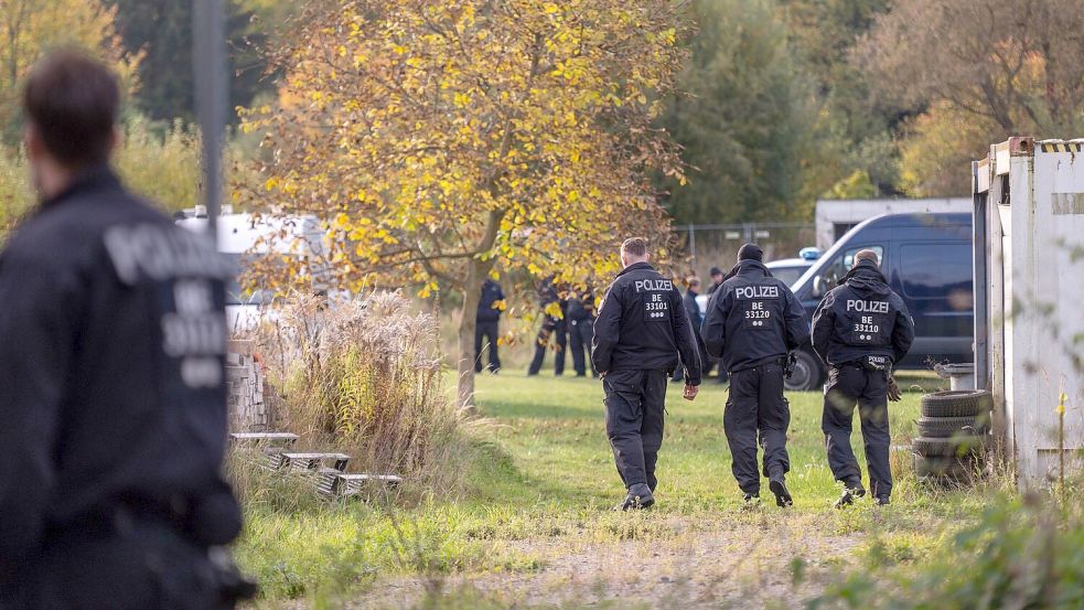 Nach Angaben der Polizei ist das Gelände etwa einen halben Hektar groß. Foto: Christophe Gateau
