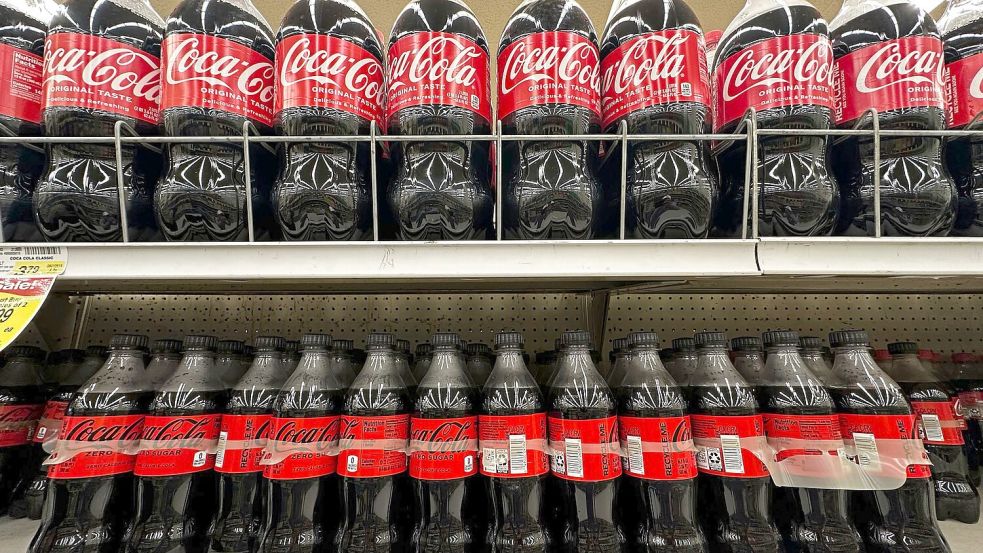 Zuletzt waren zuckerfreie Getränke gefragt - und Verbraucher griffen auch zu kleineren Verpackungen. (Archivbild) Foto: Nam Y. Huh/AP/dpa