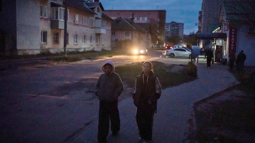 Russische Angriffe haben viele Städte der Ukraine ins Dunkel gestützt. Foto: Julia Demaree Nikhinson/AP/dpa