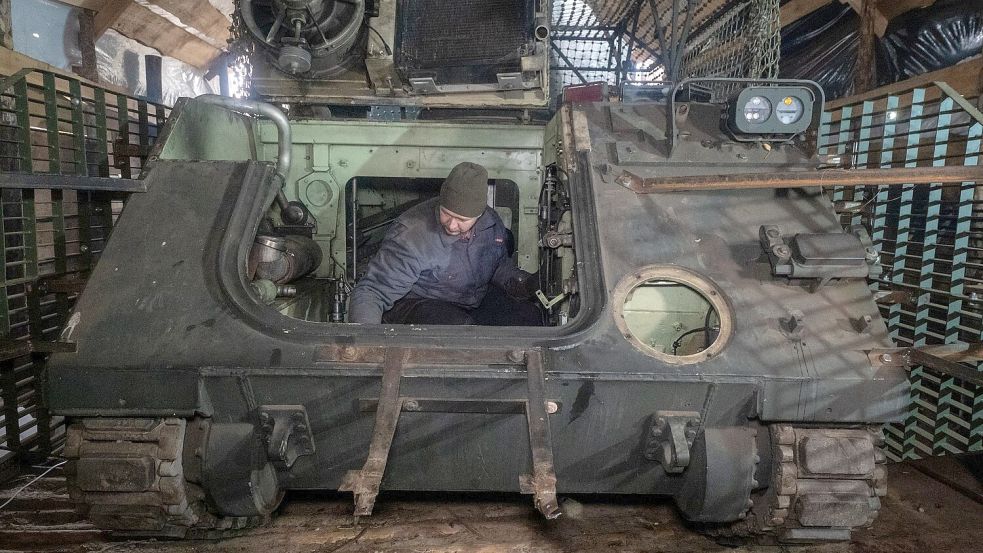 Die Ukraine verteidigt sich auch gegen Moskauer Pläne, ihre Regierung zu stürzen. Foto: Andrii Marienko/AP/dpa