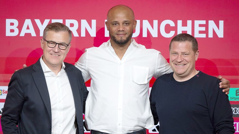 Weiter ein Team: Vorstandschef Jan-Christian Dreesen (l), Trainer Vincent Kompany (M) und Sportvorstand Max Eberl. (Archivbild) Foto: Sven Hoppe