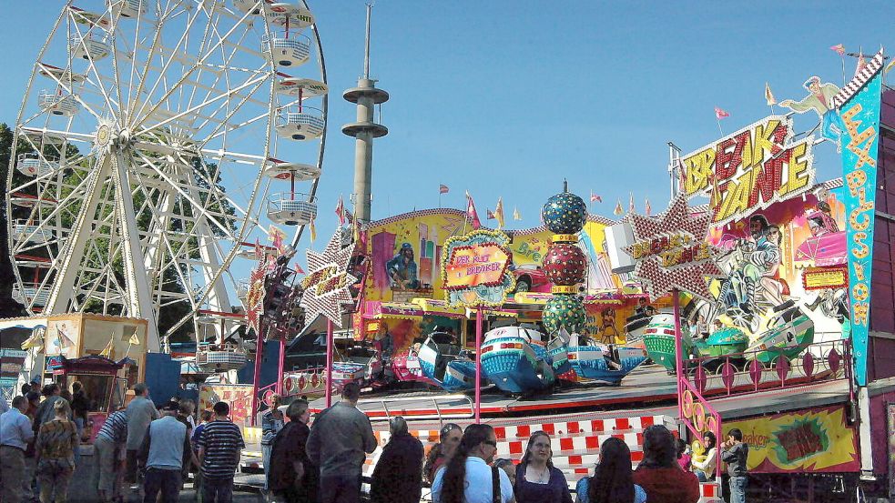 Der Beestmarkt in Norden lockt mit Fahrgeschäften, Buden und mehr: ein Jahrmarkt für die ganze Familie. Foto: Archiv
