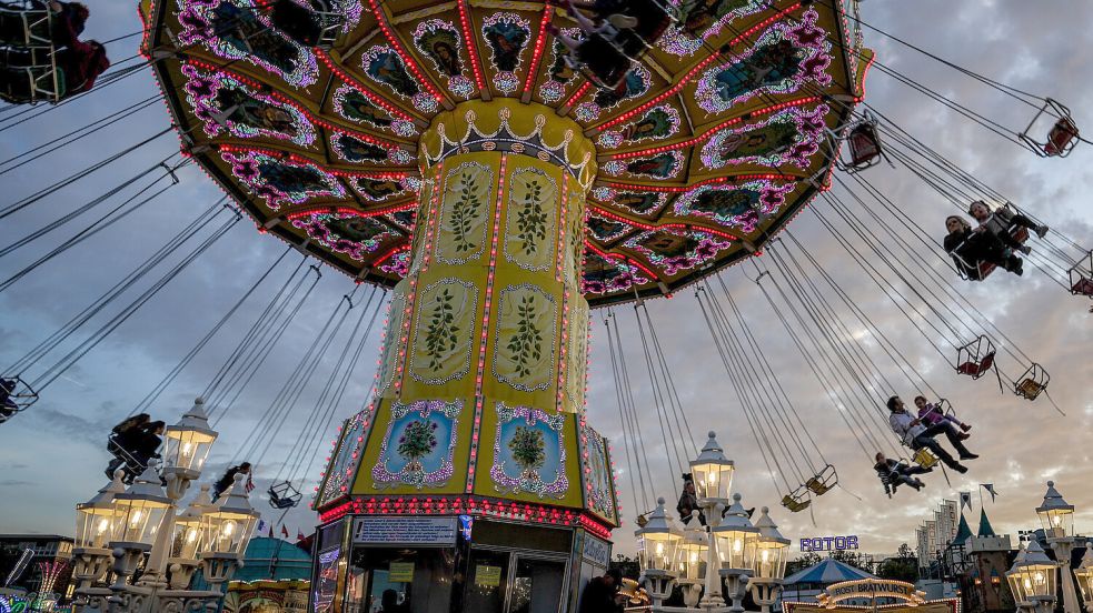 In Bremen wird Freimarkt gefeiert – nicht nur auf der Bürgerweide am Bahnhof, sondern auch in der historischen Altstadt. Foto: Focke Strangmann/DPA/Archiv