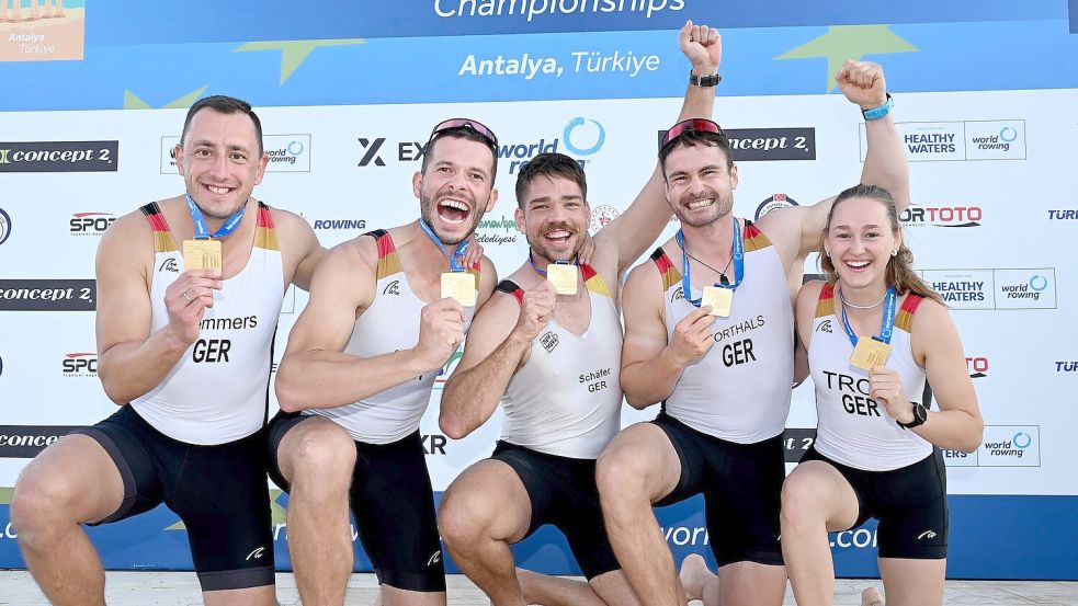 Maiko Remmers (ganz links) feiert mit seinem Team die Goldmedaille. Foto: Seyb