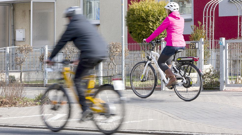 Während die normalen elektrischen Pedelecs auf dem Radweg fahren dürfen, haben die Radler auf ihren schnelleren S-Pedelecs dort nichts verloren. Sie gelten rechtlich als Kleinkrafträder, brauchen ein Versicherungskennzeichen und dürfen nur mit Helm und Führerschein mindestens der Klasse AM gefahren werden. Auf normalen Radwegen dürfen S-Pedelecs nicht gefahren werden. Foto: KayTkatzik/www.pd-f.de/dpa
