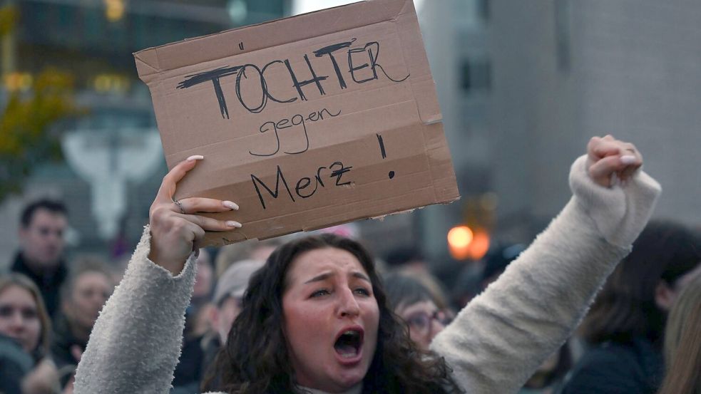 Tausende Menschen beim Protest vor der CDU-Zentrale. Foto: Lilli Förter
