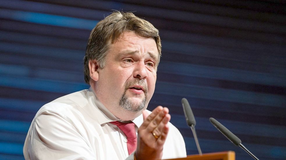 Dennis Radtke stellt die Frage, ob Merz seiner Rolle als Kanzler gerecht wird. Foto: Jacob Schröter/dpa