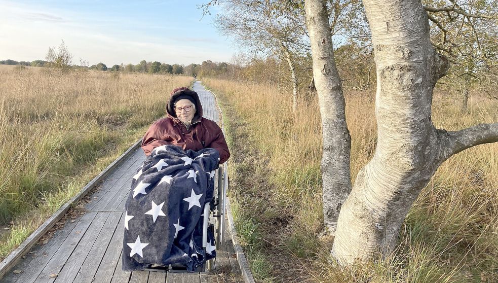 Mithilfe des Wünschewagens gelangte Dorothea Aufderheide noch einmal an den Ort, der ihr aus ihrer Kindheit so vertraut ist: Das Ewige Meer in Eversmeer. Dort überreichte sie eine Spende in Höhe von 1840 Euro an die NABU-Station Ostfriesland. Foto: privat