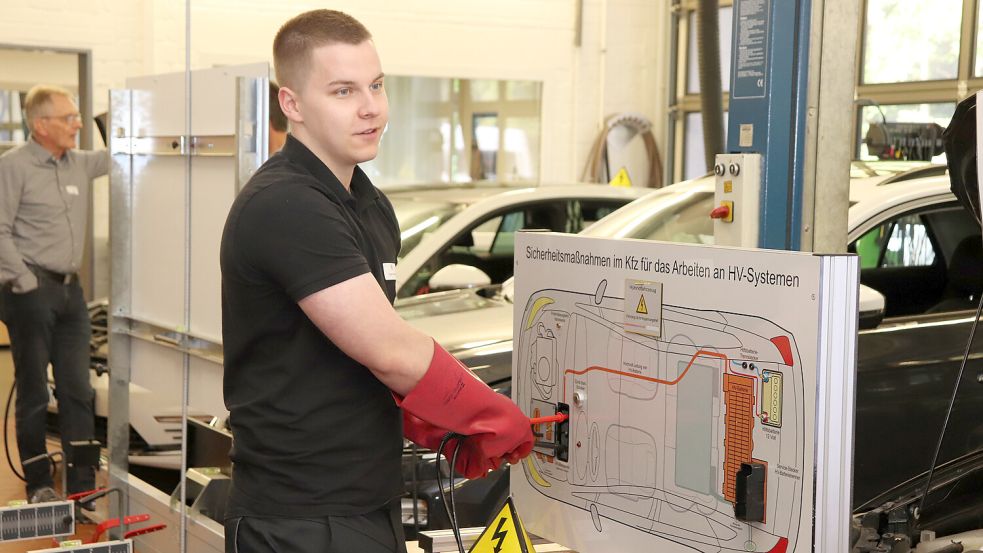 Torge Rosenbäck war einer von vier Mechatronikern, die zum Landeswettbewerb in Aurich gegeneinander antraten. Foto: privat