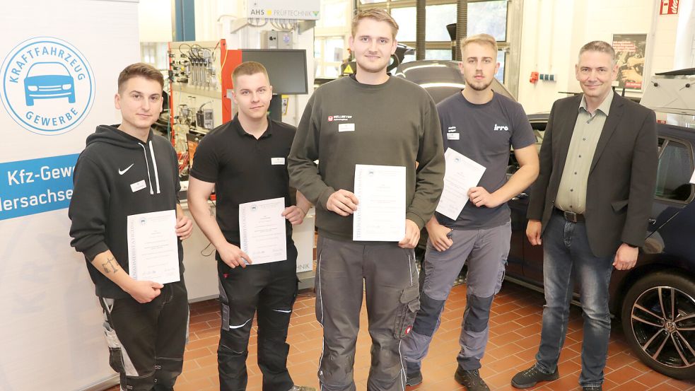 Das Foto zeigt die Wettkampfteilnehmer mit Prüfer und Organisator Thorsten Brändle (rechts) vom Landesverband des Kraftfahrzeuggewerbes Niedersachsen-Bremen. Foto: privat