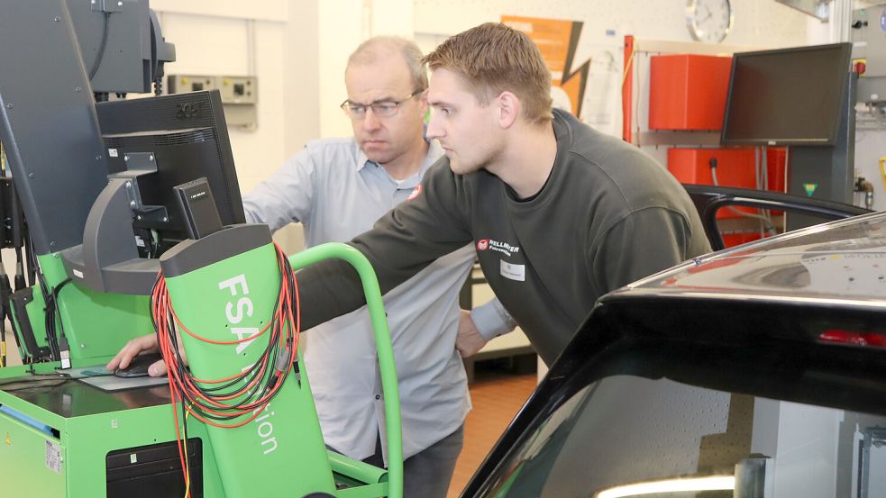 Unter den kritischen Blicken von Prüfer Volker Roscher (BBS II Celle) arbeitet der spätere Landessieger Christian Wellmeyer aus Bad Laer an der Station „Signalaufnahme“. Foto: privat