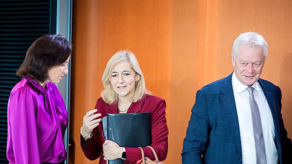 Gesundheitsministerin Nina Warken (CDU, mitte) brachte die Gesetzesänderung ins Kabinett ein. Foto: Christoph Soeder/dpa