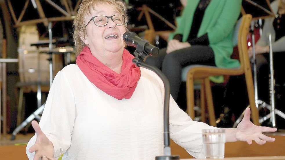 In ihrem Element: Vor dem Mikrofon steht Agnes Meyer leidenschaftlich gerne. Hier moderiert sie den Neujahrsempfang 2025 in Filsum. Foto: Melchert Stromann/Archiv