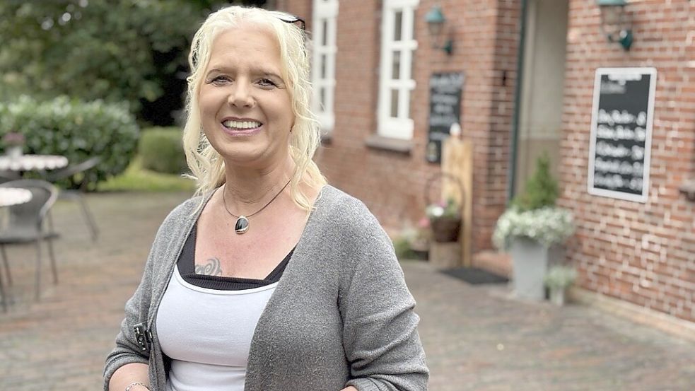 Marika Schwarz ist seit März 2024 Inhaberin vom Bahnhof Strackholt 1900. Foto: Rilana Kubassa