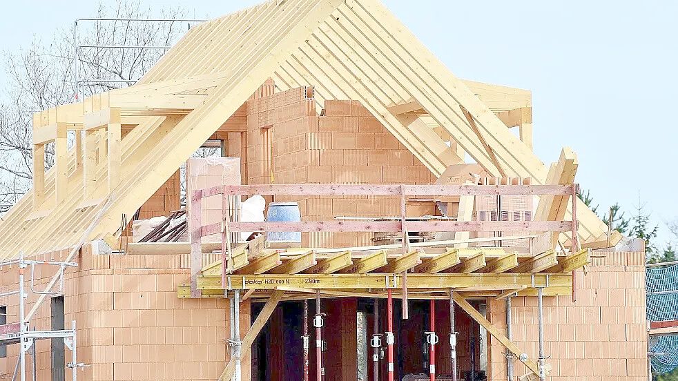 Selbst wenn zwei Gehälter vorhanden sind, gelingt es jungen Familien häufig nicht mehr, den Traum vom Eigenheim zu realisieren, weil die Finanzierung scheitert. Foto: Gettkowski/Archiv