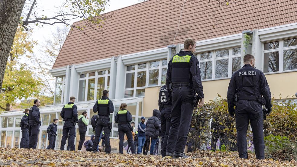 Mit dutzenden Beamten war die Polizei am Mittwoch im Schlossgarten Osnabrück im Einsatz. Foto: Sebastian Dannenberg