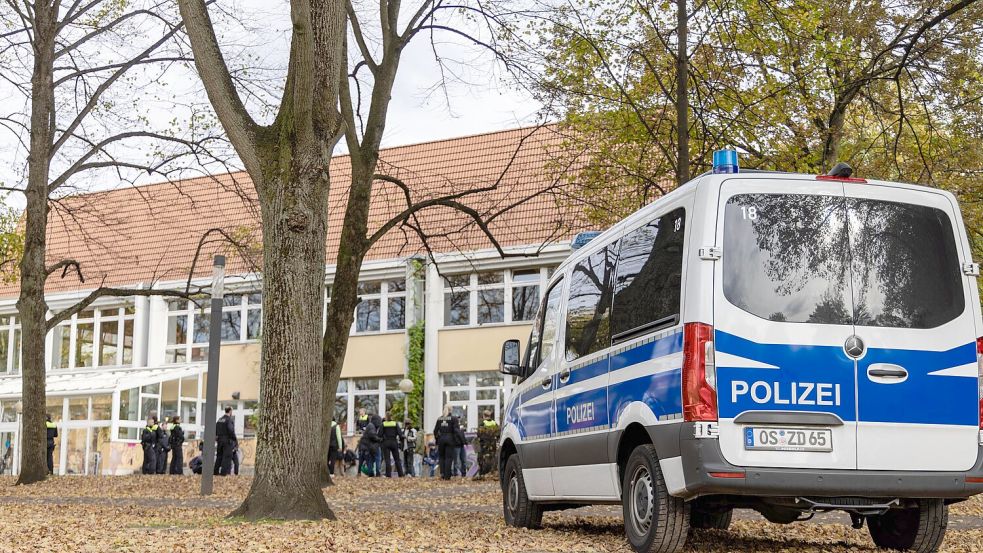 Im Schlossgarten in Osnabrück führt die Polizei derzeit eine großangelegte Razzia durch. Ziel ist die Drogen- und Dealerszene, die dort regelmäßig auftritt. Foto: Sebastian Dannenberg