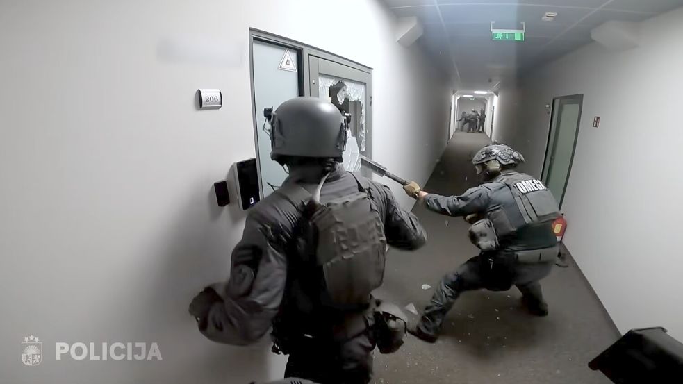 Lettische Spezialkräfte dringen in die Büroräume einer der größten Anbieter für Fakeaccounts in ganz Europa ein. Millionen von Accounts sind stillgelegt worden. Foto: Valsts policija