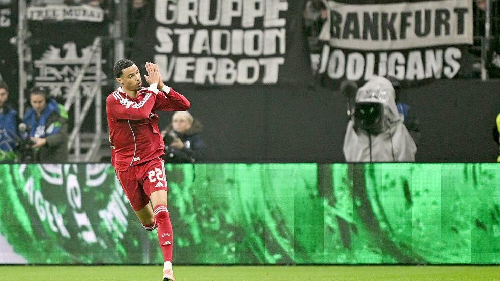 Kein großer Jubel: Der ehemalige Frankfurter Ekitiké nach dem 1:1 Foto: Arne Dedert