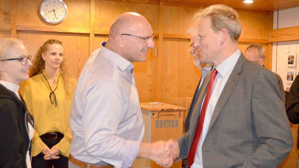 Nach der Wahl 2019: Ingo Heynen (Bürgermeister-Kandidat von Moin) gratulierte dem Wahlsieger Geert Müller (r.). Der will nächstes Jahr nochmal antreten. Foto: Archiv