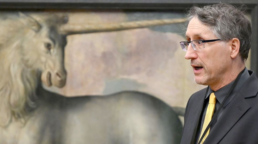 Der Historiker Michael Philipp klärt darüber auf, dass das Horn der Einhörner angeblich Vergiftungen heilen sollte. Foto: Lilli Förter