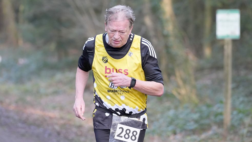 Dauerläufer Harm Park hat sich in die Laufschuhe zurückgekämpft. Das Foto zeigt ihn im Winter beim Auricher Crosslauf. Foto: Helmut Vortanz